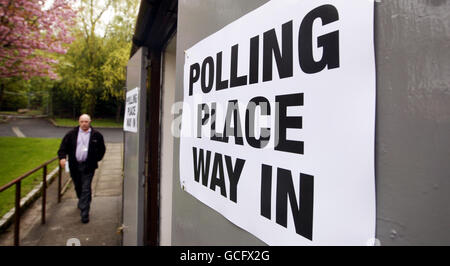 Un membro del pubblico arriva al seggio della Broomhouse Community Hall di Glasgow quando gli elettori del Regno Unito si preparano ad eleggere un nuovo governo. Foto Stock