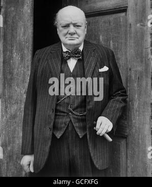 Winston Churchill, che ora ha assunto la leadership della campagna del Partito conservatore per le elezioni generali, nella sua casa, Chartwell, vicino Westerham, Kent. Foto Stock