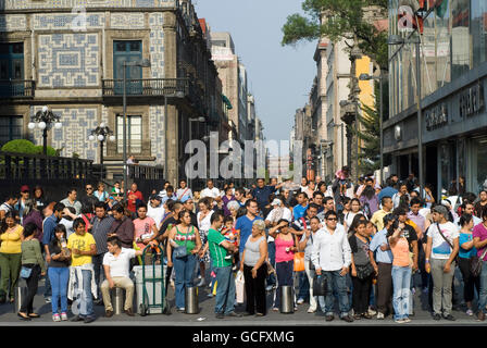 La folla degli acquirenti su Calle Madero (Madero Street) nel cuore del rinnovato quartiere commerciale di Città del Messico. Foto Stock