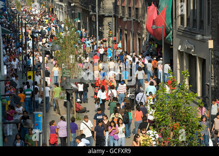 La folla degli acquirenti su Calle Madero (Madero Street) nel cuore del rinnovato quartiere commerciale di Città del Messico. Foto Stock