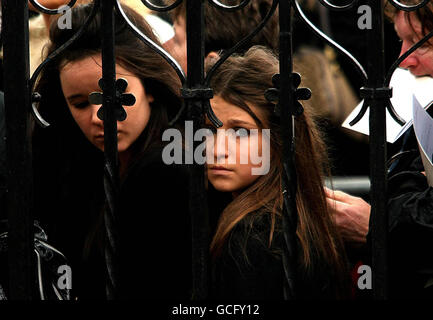 Lutto al servizio funebre di Gerry Ryan alla Chiesa di San Giovanni Battista a Clontarf, Dublino. Foto Stock