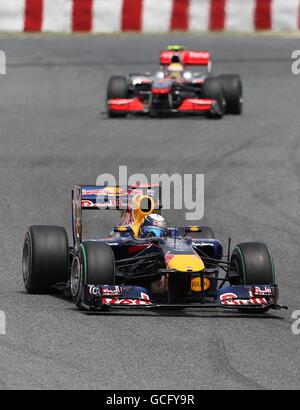 Formula uno Motor Racing - Gran Premio di Spagna - circuito Catalunya. Sebastian Vettel, Red Bull, guida Lewis Hamilton della McLaren durante il Gran Premio di Spagna Foto Stock