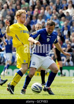 Chris Burke di Cardiff City (a sinistra) e Richard Wellens di Leicester City (destra) in azione Foto Stock