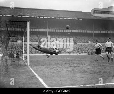 Calcio - fa Cup - Fifth Round Replay - Tottenham Hotspur v Hull City - White Hart Lane. Ted Ditchburn, il portiere di Tottenham, fa una brillante schiarita Foto Stock