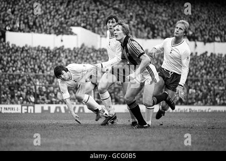 Il Keith Edwards di Hull City, seconda a destra, trova il grovoso in bocca di Spurs, difeso da, da sinistra a destra, Steve Perryman, Paul Miller e Don McAllister. Foto Stock