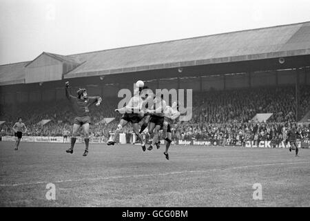 Mickey Bullock, Leyton Orient, seconda a sinistra, manager a testa la palla come è racchiuso da tre giocatori di Hull City. Foto Stock