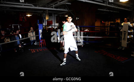 Pugilato - Amir Khan Media Workout - Trinity Boxing Club - New York. Amir Khan della Gran Bretagna si allena durante l'allenamento mediatico al Trinity Boxing Club, New York City, USA. Foto Stock