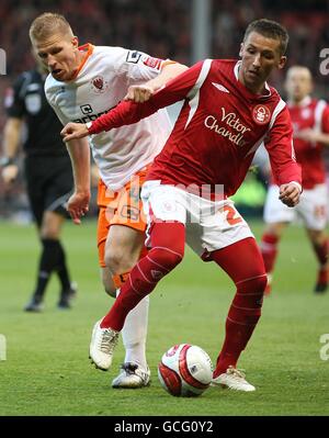 Calcio - Coca-Cola Football League Championship - Gioca fuori semifinale - seconda gamba - Nottingham Forest / Blackpool - City Ground. Keith Southern di Blackpool (a sinistra) e Radoslaw Majewski di Nottingham Forest (a destra) lottano per la palla. Foto Stock