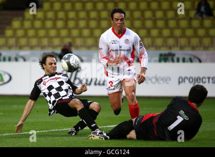 Calcio - Partita benefica - celebrità v Formula uno piloti - Stade Louis II. Felipe massa (a sinistra) in azione durante la partita di Celebrity Charity Football allo Stade Louis II di Monaco. Foto Stock