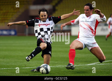 Felipe massa (a sinistra) in azione durante la partita di calcio celebrity Charity allo Stade Louis II di Monaco. Foto Stock