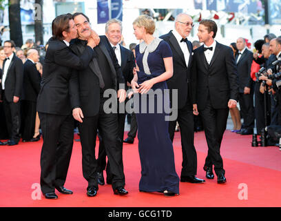 (Da sinistra) Josh Brolin, Oliver Stone, Michael Douglas, Carey Mulligan, Frank Langella e Shia LaBeouf arrivano per la proiezione di Wall Street: Il denaro non dorme mai al Grand Auditorium Lumiere durante il Festival del Cinema di Cannes, in Francia. Foto Stock