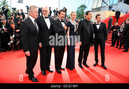 (Da sinistra) Michael Douglas, Frank Langella, Josh Brolin, Carey Mulligan, Oliver Stone e Shia LaBeouf arrivano per la proiezione di Wall Street: Il denaro non dorme mai al Grand Auditorium Lumiere durante il Festival di Cannes, in Francia. Foto Stock