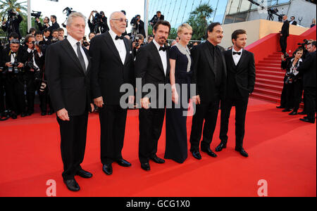 (Da sinistra) Michael Douglas, Frank Langella, Josh Brolin, Carey Mulligan, Oliver Stone e Shia LaBeouf arrivano per la proiezione di Wall Street: Il denaro non dorme mai al Grand Auditorium Lumiere durante il Festival di Cannes, in Francia. Foto Stock