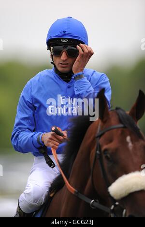 Jockey Ahmed Ajtebi sul Judiciary prima del Cedar Court Grand Hotel & Spa York handicap durante il terzo giorno del Dante Festival 2010, all'ippodromo di York Foto Stock