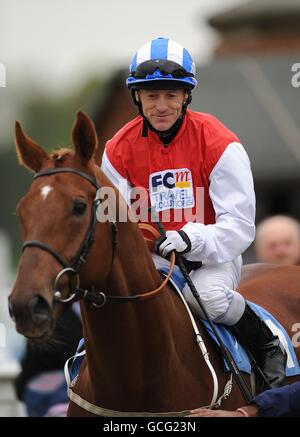 Jockey Kieren Fallon su Dancing Dude prima del Cedar Court Grand Hotel & Spa York handicap durante il terzo giorno del Dante Festival 2010, all'ippodromo di York Foto Stock