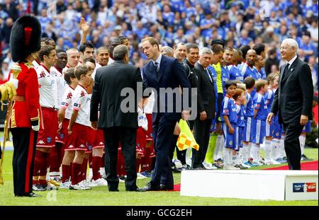 Il presidente dell'associazione di calcio Prince William (centro) saluta Portsmouth manager Avram Grant prima del lancio Foto Stock