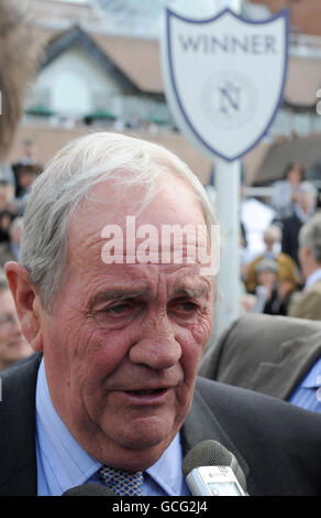 L'allenatore di Paco Boy Richard Hannon, vincitore del totesport.com Lockinge Stakes parla ai media dopo la gara all'ippodromo di Newbury. Foto Stock