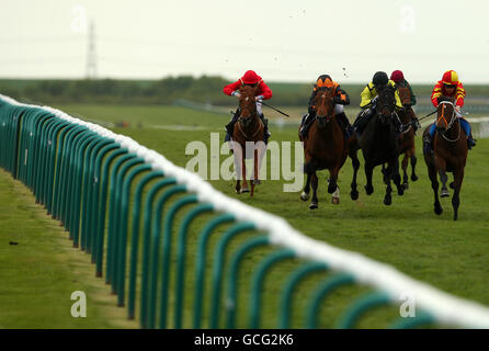 Corse di cavalli - Ippodromo di Newmarket. Klammer guidato da Jockey Shane Kelly (a destra) vince il 32RedPoker.com Novice Stakes a Newmarket Racecourse Foto Stock