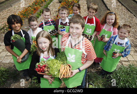 Bambini della squadra di semina del National Trust, un team di giovani coltivatori provenienti da tutta l'Inghilterra, il Galles e l'Irlanda del Nord che vogliono ispirare la prossima generazione a iniziare a piantare la propria frutta e verdura, all'Osterley Park a Middlesex. Foto Stock