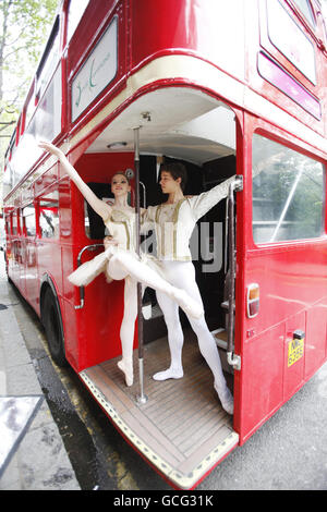 La Central School of Ballet's Katie Deacon e James Waddell si esibiscono sul T-Mobile Big Dance Bus, che si terrà in tour a Londra dal 21 maggio per sei settimane fino alla Big Dance Week, che si svolge dal 3 al 10 luglio. Foto Stock