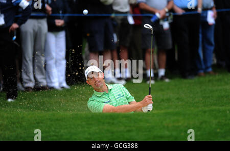 Golf - BMW PGA Championship 2010 - giorno uno - Wentworth Golf Club. Padraig Harrington, in Irlanda, gioca fuori dal bunker sull'undicesima buca durante il BMW PGA Championship al Wenworth Golf Club, Surrey. Foto Stock