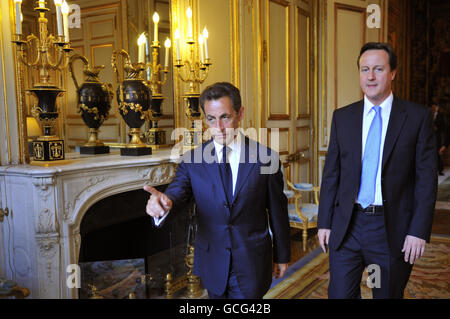 Il presidente francese Nicolas Sarkozy guida la strada mentre dà il benvenuto al primo ministro britannico David Cameron quando arriva al Palazzo Elysee a Parigi, in Francia, sulla sua prima incursione sulla scena mondiale come primo ministro. Foto Stock