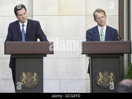 Il Cancelliere dello scacchiere George Osborne (a sinistra) e il Segretario principale del Tesoro David Laws MP tengono una conferenza stampa nel giardino del Tesoro HM, Londra. Foto Stock