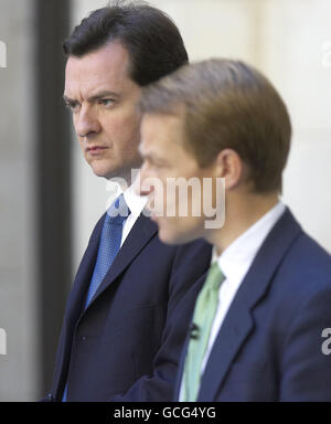 Il Cancelliere dello scacchiere George Osborne (a sinistra) e il Segretario principale del Tesoro David Laws MP tengono una conferenza stampa nel giardino del Tesoro HM, Londra. Foto Stock