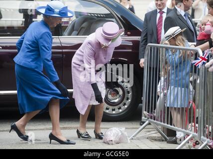 La regina Elisabetta II raccogliendo un bouquet di fiori mentre visita l'Eton College nel Berkshire per celebrare il 150° anniversario della scuola. Foto Stock