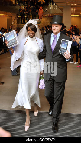 Keisha & Wilco van Kleef-Bolton, quotata come la coppia sposata più alta del Guinness dei primati del mondo lascia l'Apple Store a Regent Street, nel centro di Londra, dopo aver acquistato il nuovo iPad Apple questa mattina. Foto Stock