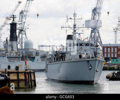 L'HMS Atherstone ritorna alla base navale di Portsmouth dopo aver servito nel Golfo Arabico contribuendo a mantenere la sicurezza nella zona e a svolgere l'addestramento alla guerra delle mine. Foto Stock