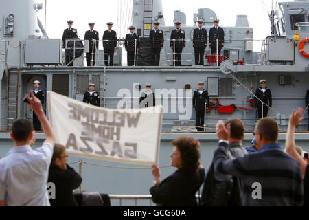 Membri dell'ondata pubblica come HMS Atherstone ritorna alla base navale di Portsmouth dopo aver servito nel Golfo Arabico contribuendo a mantenere la sicurezza nella zona e a svolgere l'addestramento alla guerra delle mine. Foto Stock