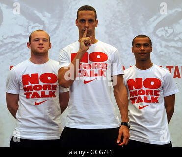 Il capitano dell'Inghilterra Rio Ferdinand (al centro) con i giocatori Wayne Rooney e Ashley Cole a Nike Town nel centro di Londra, davanti alla squadra inglese che volava in Sud Africa per la Coppa del mondo. Foto Stock