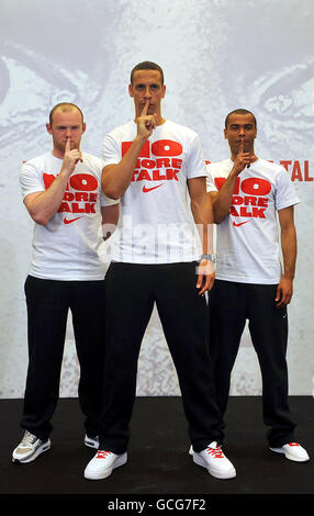 Il capitano dell'Inghilterra Rio Ferdinand (al centro) con i giocatori Wayne Rooney e Ashley Cole a Nike Town nel centro di Londra, davanti alla squadra inglese che volava in Sud Africa per la Coppa del mondo. Foto Stock