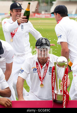 Cricket - Npower secondo Test - Day Three - Inghilterra / Bangladesh - Old Trafford. Il capitano inglese Andrew Strauss festeggia con la sua squadra dopo aver battuto il Bangladesh per vincere la seconda prova a Old Trafford, Manchester. Foto Stock