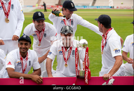 Cricket - Npower secondo Test - Day Three - Inghilterra / Bangladesh - Old Trafford. Il capitano inglese Andrew Strauss festeggia con la sua squadra dopo aver battuto il Bangladesh per vincere la seconda prova a Old Trafford, Manchester. Foto Stock