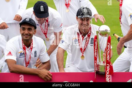 Il capitano dell'Inghilterra Andrew Strauss festeggia con la sua squadra dopo aver battuto il Bangladesh per vincere la seconda prova a Old Trafford, Manchester. Foto Stock