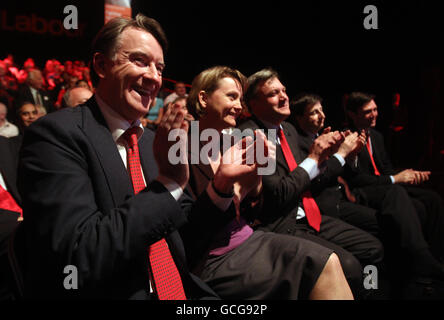 (Da sinistra a destra) Lord Mandelson, Yvette Cooper, ed Balls, Douglas Alexander e Andy Burnham ascoltano il discorso del primo ministro Gordon Brown ai sostenitori del partito al Granada Studios di Manchester. Foto Stock