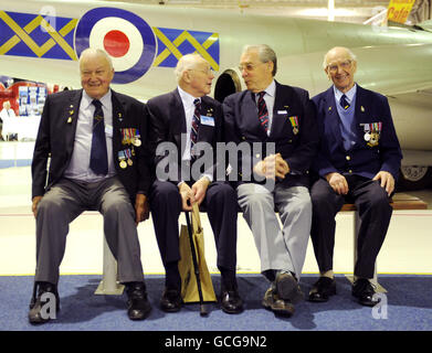 Un gruppo di ex militari (da sinistra a destra: Derek Gurney, Tom Payne, Stan Colley e Percy Walder) posa per una fotografia mentre celebrano il giorno dei Veterani a RAF Hendon, Londra. Foto Stock