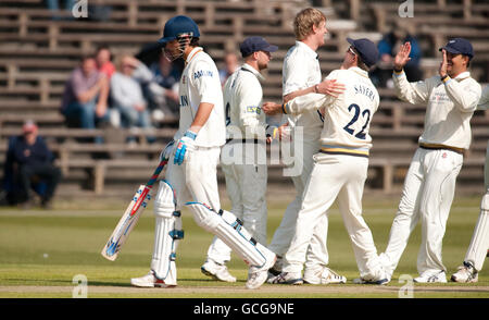 Steve Patterson (centro) dello Yorkshire festeggia il licenziamento di Alastair Cook dell'Essex (a sinistra) durante la partita del campionato della contea di LV allo Scarborough Cricket Ground, Scarborough. Foto Stock