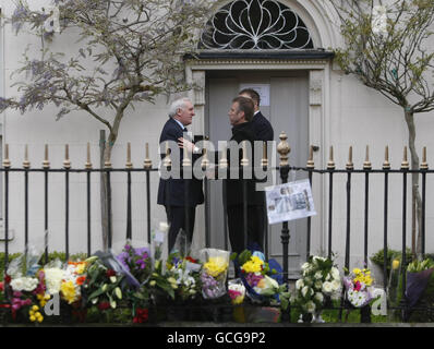 L'ex Taoiseach Bertie Ahern (a sinistra), è accolto dal fratello di Gerry Ryan Mick, nella casa di famiglia nel sobborgo nord di Dublino di Clontarf, dove questa sera si sta svolgendo una scia per l'ex emittente irlandese. Foto Stock