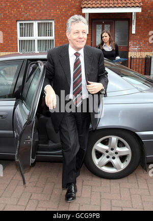 Leader del DUP Peter Robinson sulla pista della campagna elettorale generale a Belfast est. Foto Stock