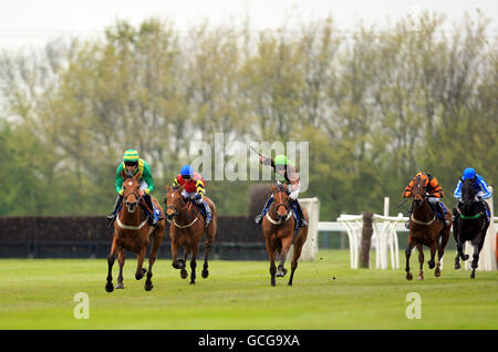 Scelta dell'impiegato guidata da Tom Molloy (a sinistra) sulla sua strada A vincere la corsa UK Novice's Hurdle Race Foto Stock