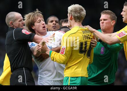 Luciano Becchio (centro) di Leeds United affronta Daniel Jones di Bristol Rover Dopo il compagno di squadra Max Gradel viene mostrata una carta rossa Foto Stock