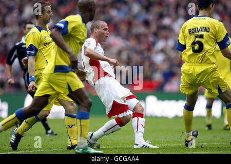 Calcio - Trofeo fa - finale - Barrow v Stevenage Borough - Stadio di Wembley. Andy Drury di Stevenage Borough segna durante il Trofeo fa Carlsberg al Wembley Stadium di Londra. Foto Stock