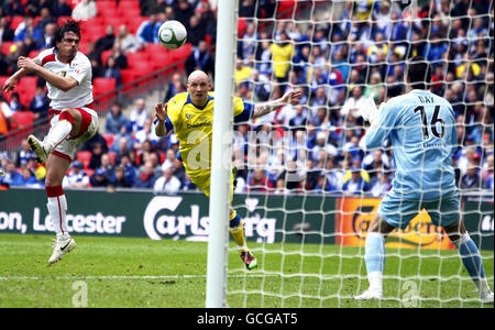 Barrows Lee McEvilly segna il suo gol durante il fa Carlsberg Trophy al Wembley Stadium di Londra. Foto Stock