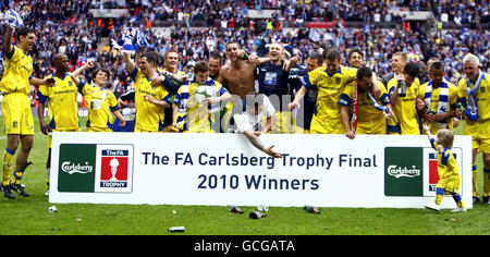 Calcio - Trofeo fa - finale - Barrow v Stevenage Borough - Stadio di Wembley. Barrow festeggia la vittoria del Trofeo fa Carlsberg al Wembley Stadium di Londra. Foto Stock