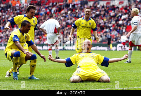 Calcio - Trofeo fa - finale - Barrow v Stevenage Borough - Stadio di Wembley. Barrows Lee McEvilly festeggia il suo obiettivo durante il Trofeo fa Carlsberg al Wembley Stadium di Londra. Foto Stock