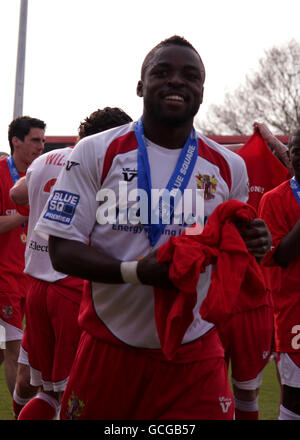 Calcio - Blue Square Premier League -Stevenage Borough v York City - Broadhall Way. Stevenage Borough Yemi Odubade lancia la sua T-shirt promozionale nella folla Foto Stock