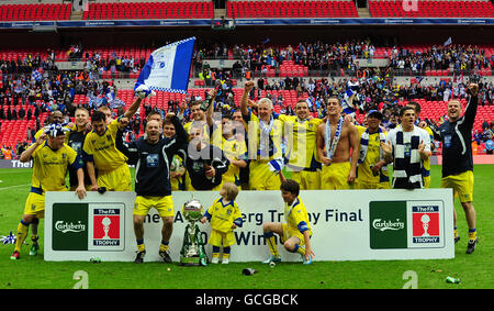 Calcio - Trofeo fa - finale - Barrow v Stevenage Borough - Stadio di Wembley. Barrow festeggia la vittoria del Tropyhy fa Foto Stock